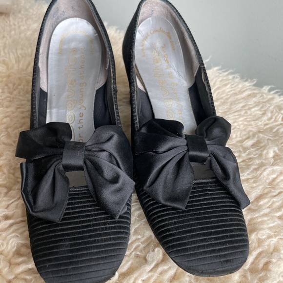 Size 6.5 black dress shoes elegant with bow. - Picture 8 of 8